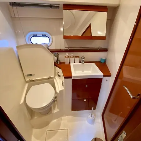 Une Nuit Insolite Sur Un Yacht A Quai