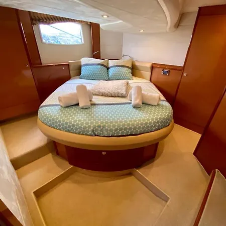 Une Nuit Insolite Sur Un Yacht A Quai Appartement La Rochelle (Charente-Maritime)