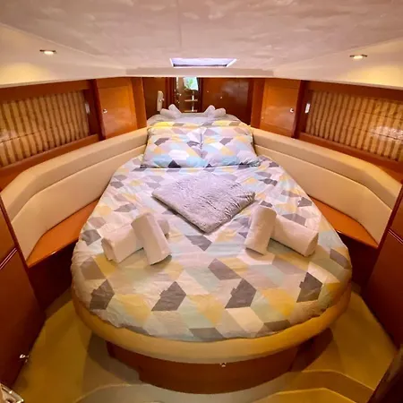 Une Nuit Insolite Sur Un Yacht A Quai La Rochelle (Charente-Maritime)