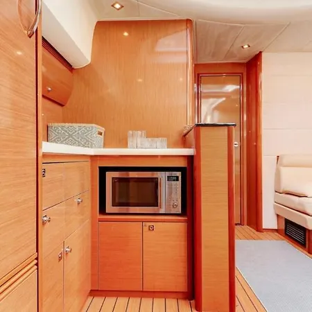 Une Nuit Insolite Sur Un Yacht A Quai La Rochelle (Charente-Maritime)
